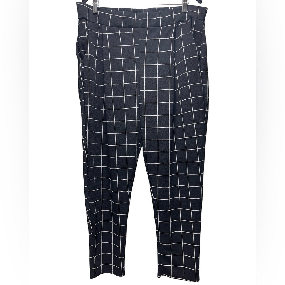 Boohoo Women’s pants square design black/white lightweight size 16